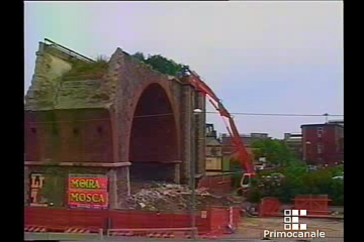 VERSO IL G8. Abbattimento ponte ferroviario