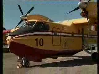 Due canadair all'aeroporto di Albenga