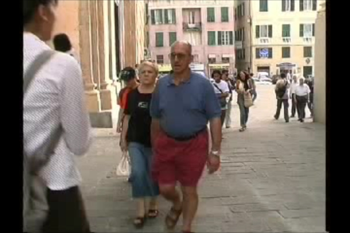 Genova, il giorno dopo. Genovesi in centro