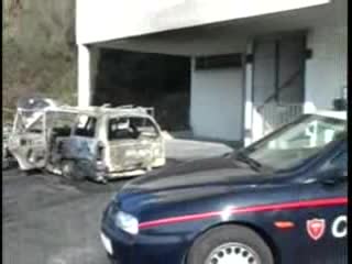 Muore carbonizzato nell auto in fiamme