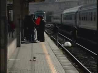 Muore cercando di prendere il treno