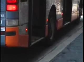 Dopo una lite finisce sotto il bus