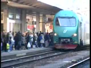 Sparano a salve sul treno, panico tra i passeggeri