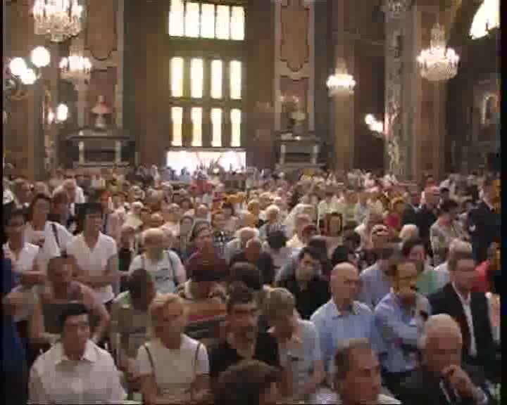 Lacrime e applausi l'addio a don Nando