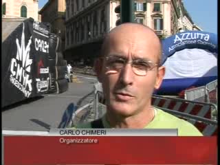 PATTINI E MOTO: SPETTACOLO NEL CENTRO DI GENOVA