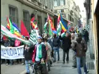 CENTINAIA IN PIAZZA PER IL PERMESSO DI SOGGIORNO