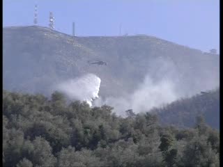 IMPERIA, IL MONTE FAUDO BRUCIA ANCORA