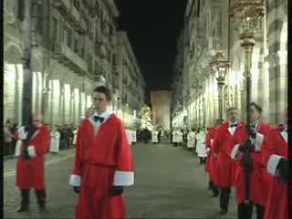 MIGLIAIA DI FEDELI ALLA TRADIZIONALE PROCESSIONE