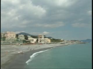 GENOVA COL SOLE FA IL PIENONE ANCHE AL MARE