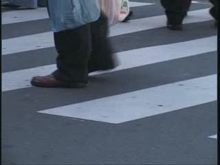 GENOVA, BUS INVESTE PEDONE SULLE STRISCE 