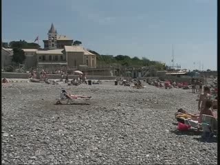 CALDO E SOLE IN LIGURIA, ASSALTO ALLE SPIAGGE