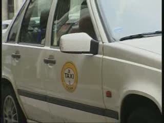 AUMENTA LA CORSA IN TAXI, LA GENTE PROTESTA