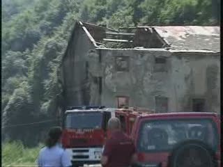 INCENDIO IN UN TUGURIO OCCUPATO DA ROM A VOLTRI