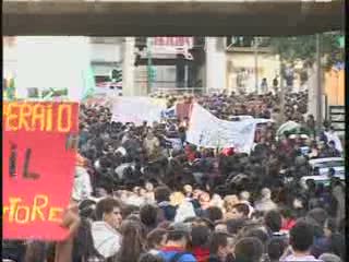 PROTESTA DELLA SCUOLA,IN MIGLIAIA IN CORTEO A GENOVA