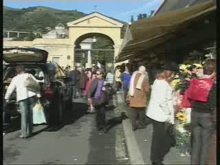 CIMITERI, LA CRISI ECONOMICA PORTA MENO FIORI