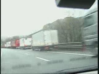 NEVE IN LIGURIA, BLOCCATI I TIR IN AUTOSTRADA