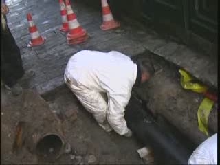 GENOVA, SI ROMPE IN CENTRO UN TUBO DELL'ACQUA