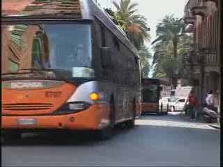 ABBONAMENTI DEL BUS VERSO AUMENTO DI PREZZO