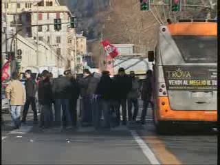 PROTESTA DAVANTI AD AMT, DISAGI IN VAL BISAGNO