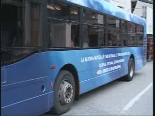 ENTRA IN SERVIZIO IL BUS 'ATEO', LO SLOGAN SUL 36