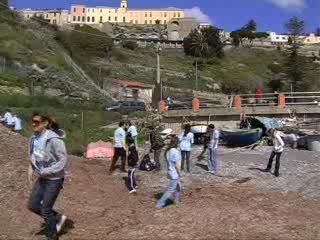 VENTIMIGLIA, I SURFISTI PULISCONO LE SPIAGGE