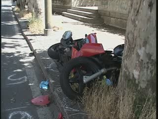 PASSA COL ROSSO, MUORE TRAVOLTO DA MOTO