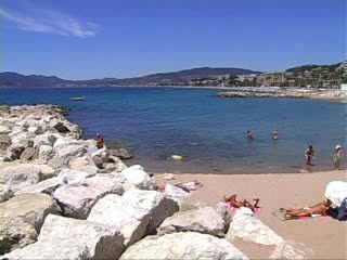 INCHIESTA, A CANNES 5 KM DI SPIAGGE LIBERE 