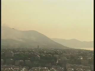 INCENDI, SI APRONO NUOVI FRONTI DI FUOCO