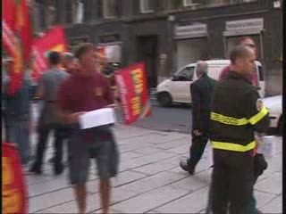 I VIGILI DEL FUOCO PROTESTANO IN PREFETTURA