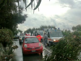 ALBERO SU AUTO, TRAGEDIA SFIORATA A VENTIMIGLIA