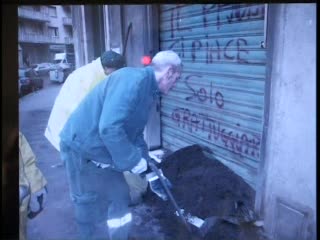 GENOVA: LETAME E INSULTI DAVANTI A SEDE LEGA NORD