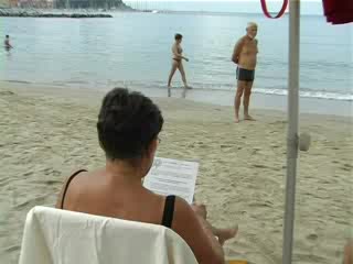 SCUOLA, LA PROTESTA SI FA IN SPIAGGIA