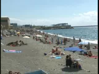 SPIAGGIA VOLTRI, PROTESTA CONTRO IL RIEMPIMENTO