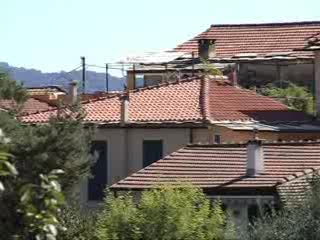 TAVOLE, CADE DAL BALCONE. GRAVE 14ENNE