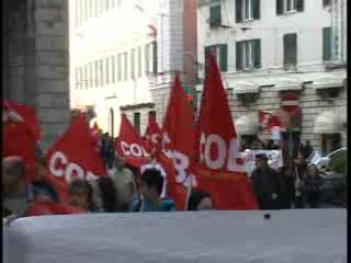 SCUOLA E TAGLI, COBAS E STUDENTI IN CORTEO