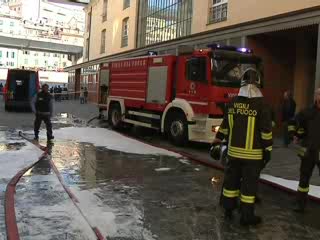 FIAMME IN DARSENA, PAURA IN UN MAGAZZINO