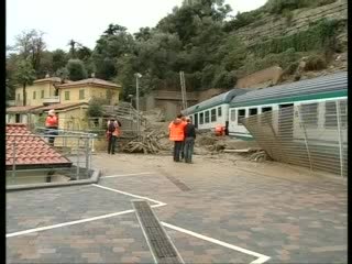 FRANA SULLE ROTAIE, DERAGLIA TRENO: CINQUE FERITI