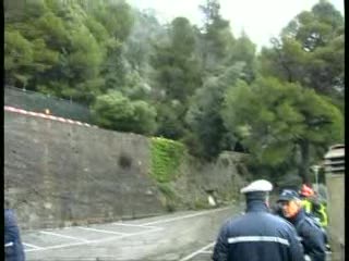 UNA FRANA ISOLA IL PICCOLO BORGO DI TELLARO