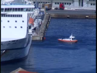 ARRIVATO A GENOVA TRAGHETTO CON IMMIGRATI