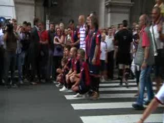 GENOA, FLASH MOB DEI TIFOSI PER LE NUOVE MAGLIE