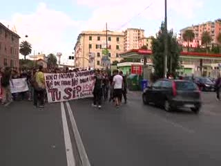 STUDENTI IN CORTEO ANCHE A GENOVA CONTRO I TAGLI