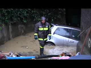 ALLUVIONE, IN VIA FEREGGIANO IL GIORNO DOPO