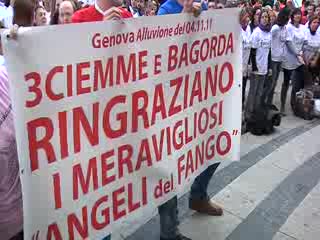 UN MESE DOPO ANGELI DEL FANGO IN PIAZZA 