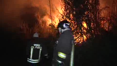 GENOVA, TORNA L'ALLARME INCENDI NEL PONENTE