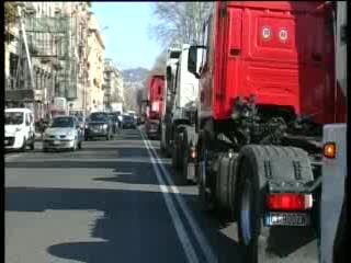 LA PROTESTA DEI TIR BLOCCA LA SPEZIA PER ORE