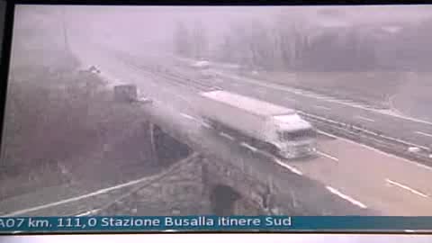 LE IMMAGINI DELLA PRIMA NEVE SULLE AUTOSTRADE