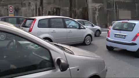 CLONANO LA TARGA DELLA SUA AUTO E LUI COSTRETTO A PAGARE