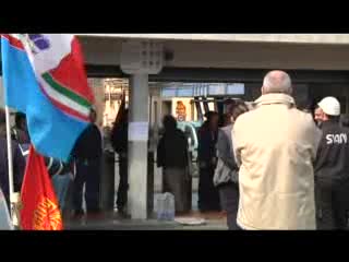 ARTICOLO 18, LAVORATORI MUGGIANO BLOCCANO LA STRADA