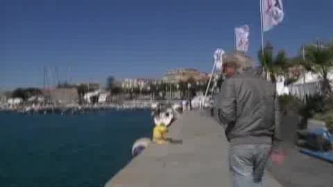 GIRAGLIA, C'E' ANCHE CHI...ROMPE L'ALBERO