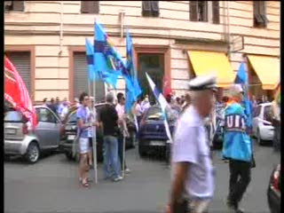 LA SPEZIA, OPERAI ACAM OCCUPANO L'ATRIO DEL COMUNE